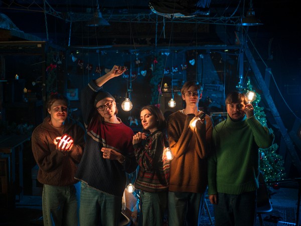 На заре под ёлкой. Hehehe и другие