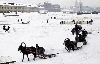 Ночь перед Рождеством в зимней столице: застолье, ёлка, балаган