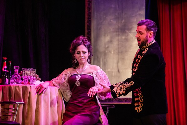 Мелодии парижского кафе при свете свечей