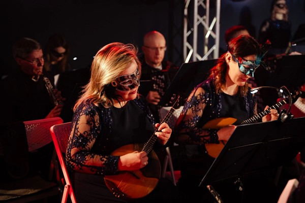 Рождественский концерт за столиками