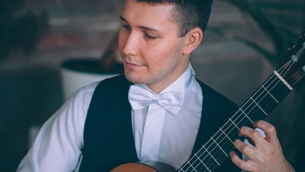 Новый год в испанском стиле. Гитара при свечах