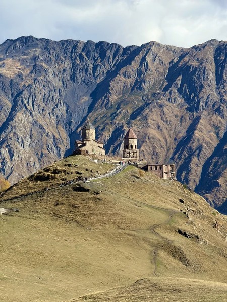 Путешествие к сердцу Кавказа: Казбеги и каменные лица Сно