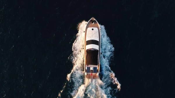 На яхте — меж двух континентов целый день!