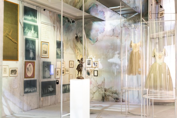 Экскурсия по выставке «Пьер и Сильфиды»