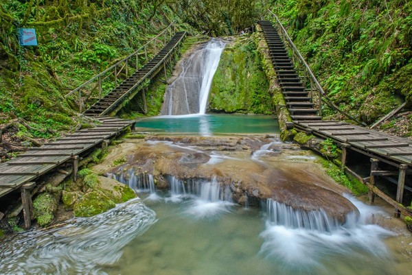 33 водопада и кавказское застолье