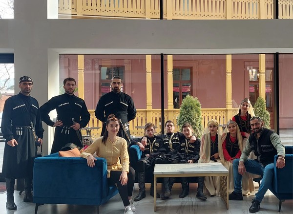 Шоу-программа, застолье и два мастер-класса: по танцам и приготовлению хинкали