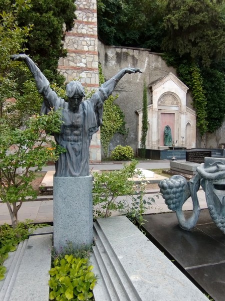 Кладбища Тбилиси, или Живые истории в городе мёртвых