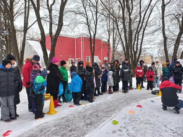 Зимние гонки на радиоуправляемых машинках