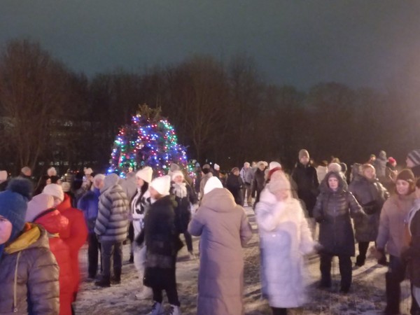 Танцевальная вечеринка «А у нас Новый год! В гости ёлочка зовет!»