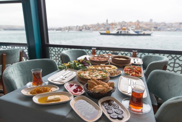 Утро на Босфоре: морская прогулка с завтраком
