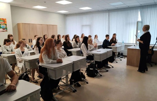 Познавательный час «Дорога в космос: первый шаг человечества»