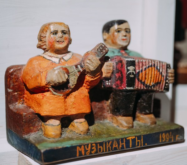 Резцом и кистью. Наивные скульпторы-резчики по дереву
