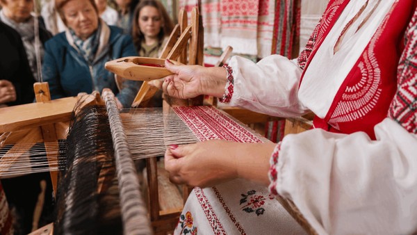 Познавательная беседа «Живые ремёсла: в гостях у мастера»