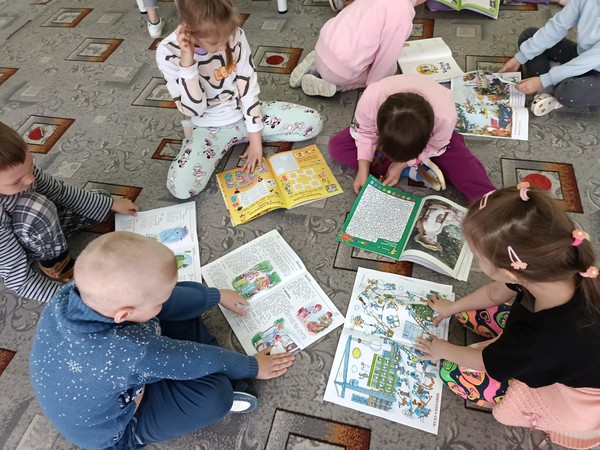 Игровой книгопоказ «Стихи бегут, летят и скачут»