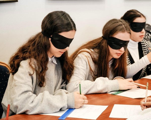 Интерактивная экскурсия «Свет незримого слова: диалоги в темноте»