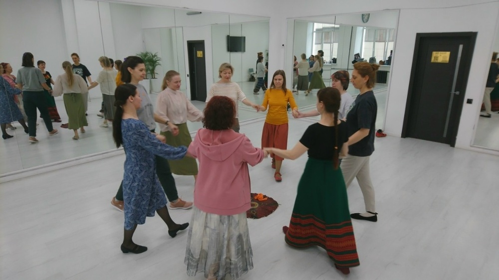 Курс ведущих круговых танцев разных стран