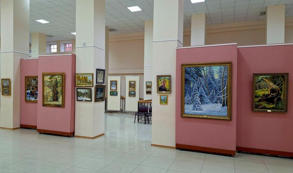 Экспозиция Выставочного зала им. Ю. В. Карапаева