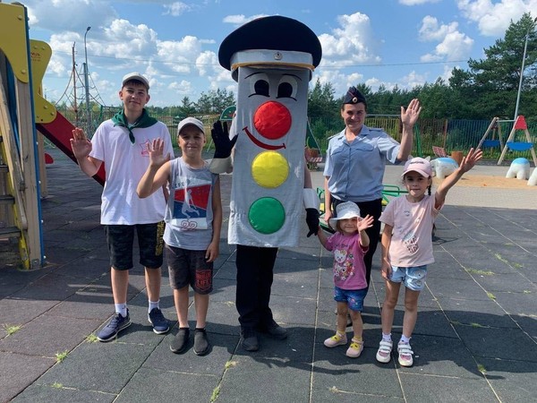 «У светофора нет каникул»