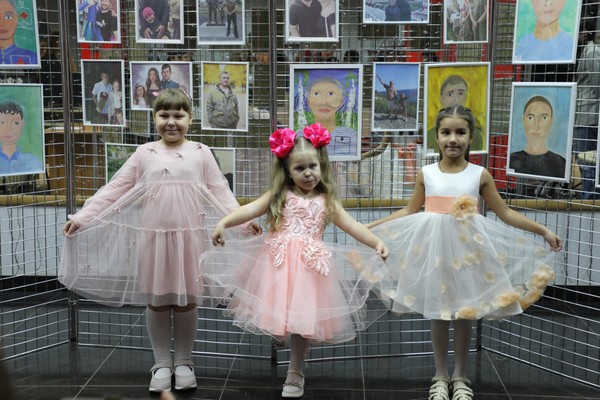 Открытие фотовыставки, посвящённой Дню отца «Папа – моя крепкая опора»