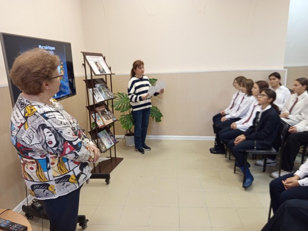 Литературная гостиная «Есенина песню поет нам осень»
