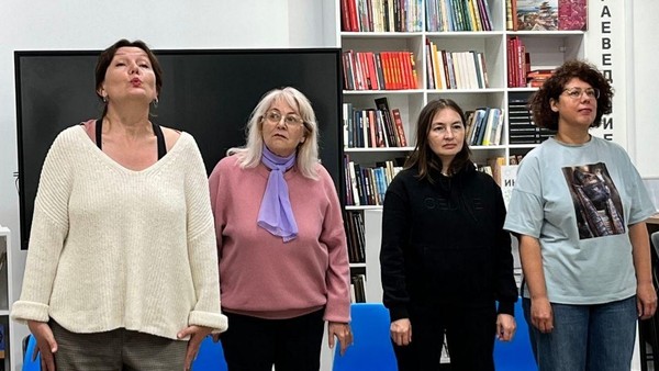 Вечер с плейбек-театром «Между строк: истории, которые оживают»