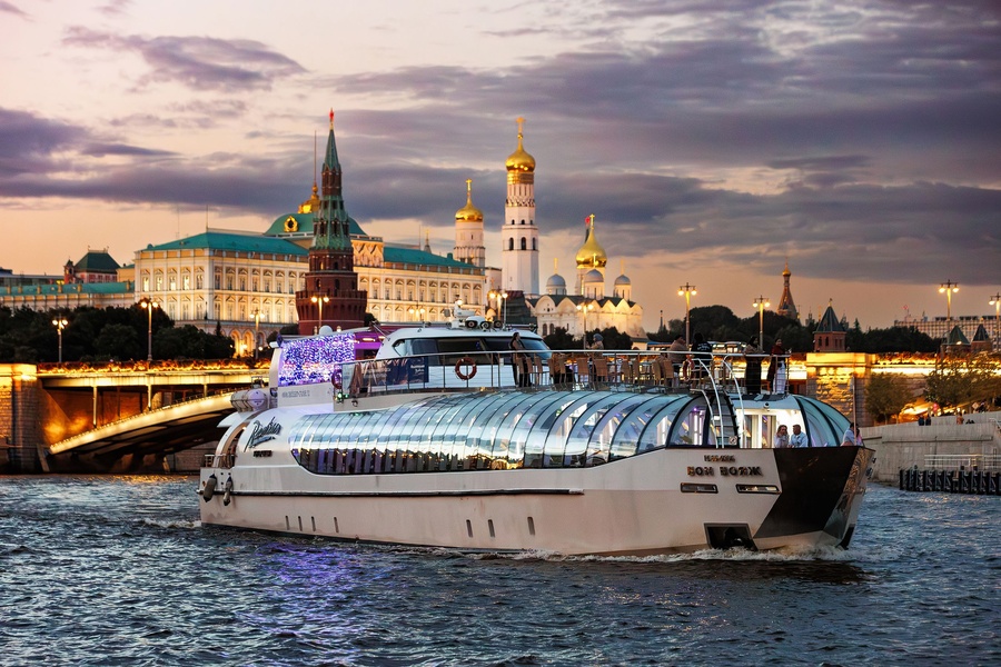 Гастрономический круиз по Москве-реке: дегустационные сеты с винным сопровождением на белоснежной яхте Флотилии «Рэдиссон Ройал»