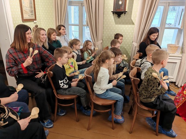 Интерактивная программа «Без ложки – не обед, без стука – не концерт!»