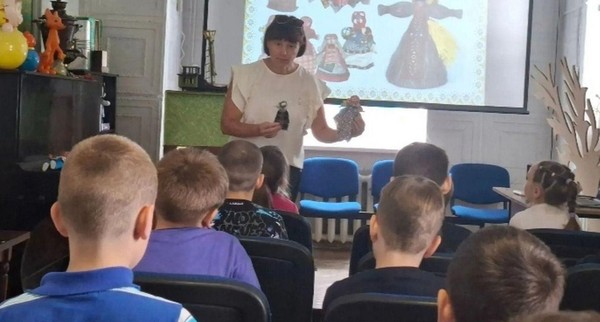 Познавательный час «Мир русских народных промыслов»