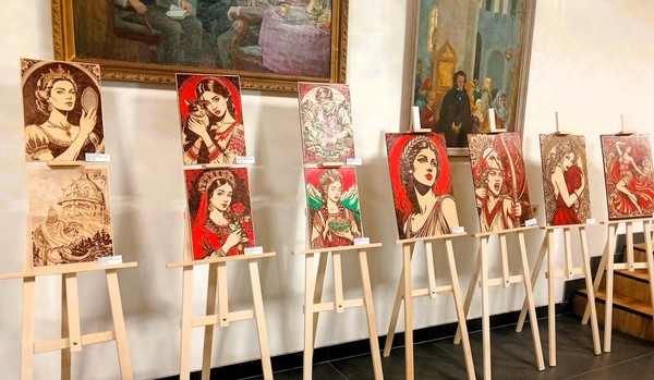 Выставка «Сказки и мифы на дереве»