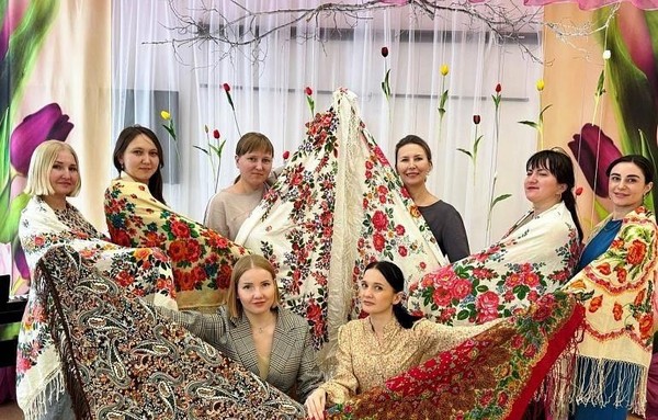Познавательно-развлекательная программа «Платок – символ мира»