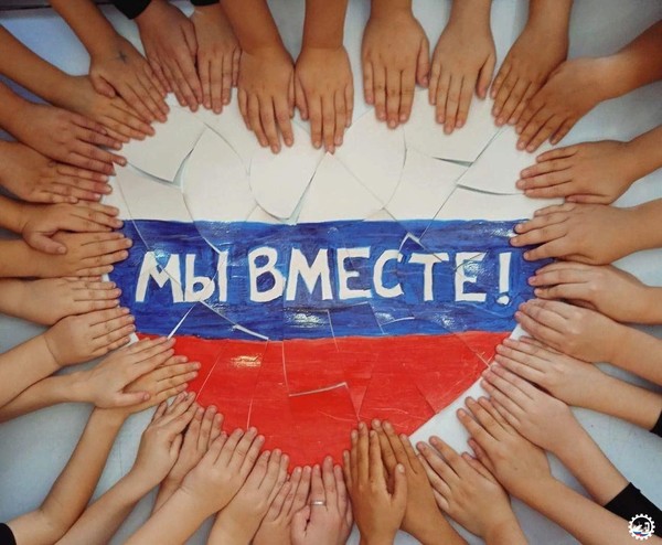 Выставка рисунков «Мы разные но мы вместе»