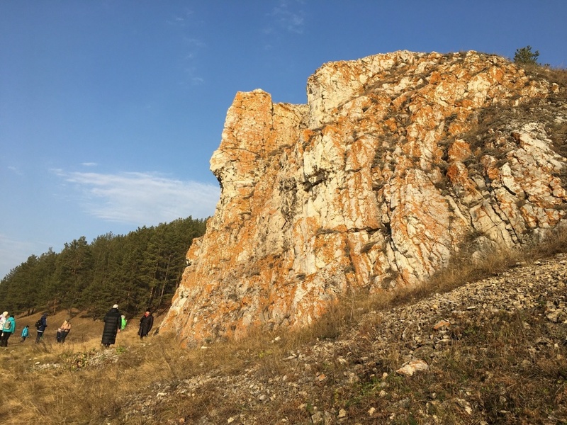 Пешая прогулка к скалам вблизи деревни Новый завод