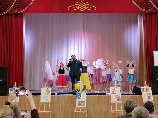 Концертная программа ко Дню матери «Мир начинается с мамы»