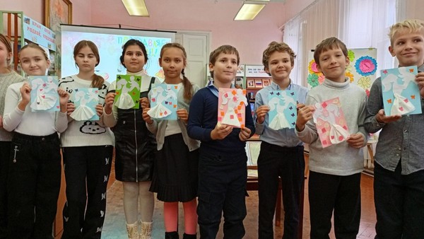 Праздничная программа «Праздник мам стучится к нам!»