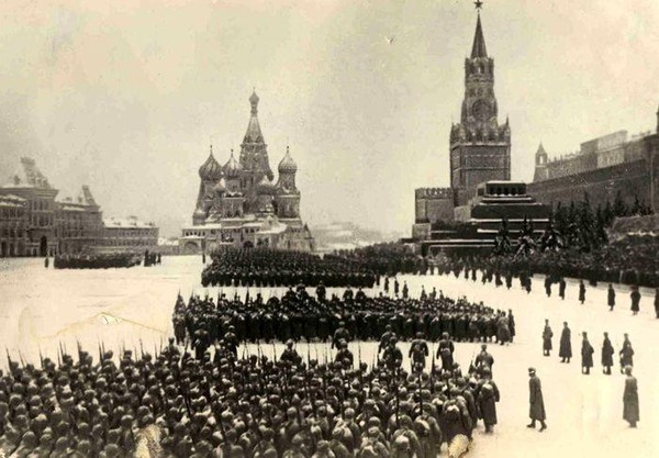 «Первый шаг к Победе: героический парад на Красной площади»