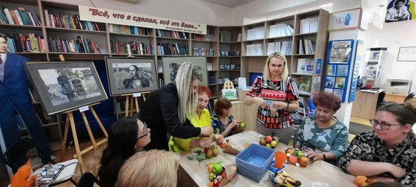 День с ароматом яблок «Как пахнут яблоки в ладонях…»