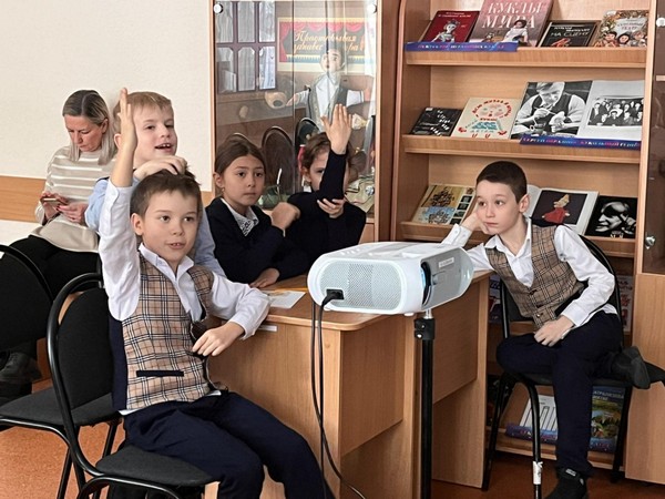 «Ну-ка, книжка, повернись, ну-ка, сказка, покажись»