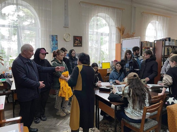 Информационная выставка «Служение искусству и людям»