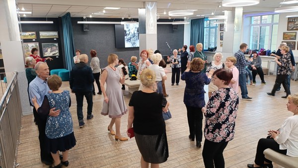 Танцевальный вечер «Кружатся снежинки в танце»