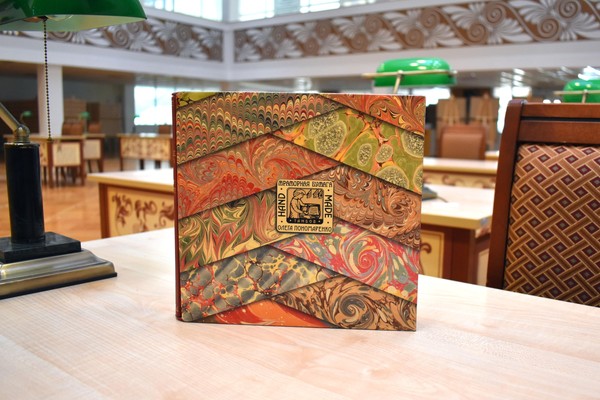 Презентация книги «Мраморная бумага Олега Пономаренко»