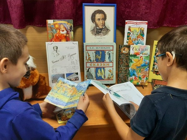 «И долго буду тем любезен я народу...»