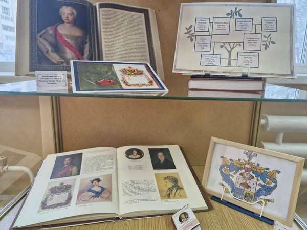 Книжная экспозиция «Тысячелетнее древо: корни и крона»