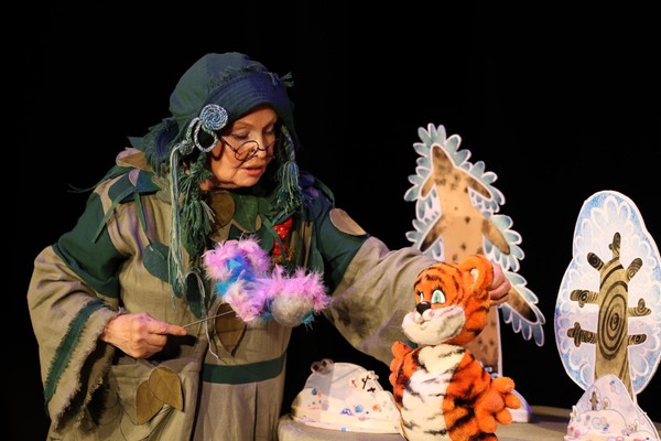 Спектакль «Сказки из чемодана»