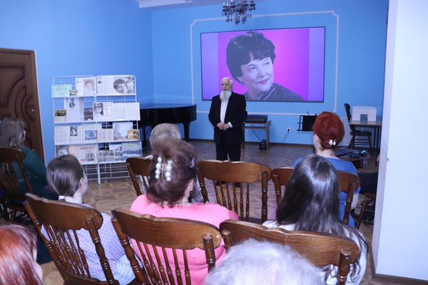 «Смоленска лучше места нет, где появилась ты на свет: Ольга Воронец»