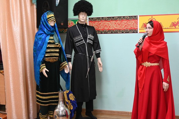 Познавательный час «Дагестан храня традиции»