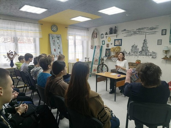 поэтический вечер «Поэтический слэм: читаем стихи с Кристиной Колобаевой» (к Всемирному дню книгодарения)