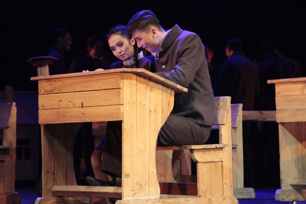 Көзіме бір көрінсең, бала ғашық