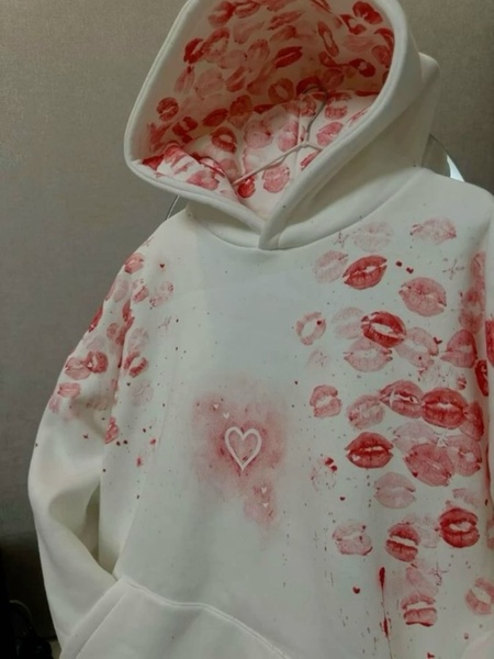 13.02 в 18.30 Мастер-класс по росписи одежды.