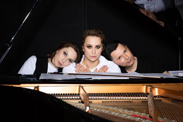 ОниЧитаютСтихи