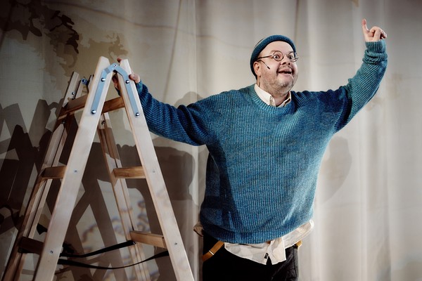 Кит плывёт на север